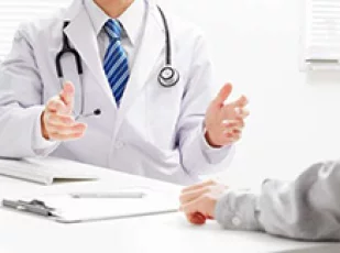 врач говорит с пациентом